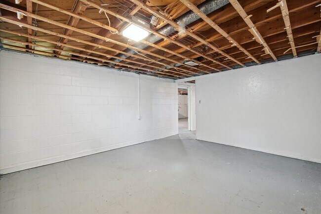 Building Photo - 5339 Elmwood Ave