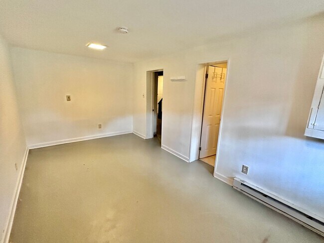 Building Photo - Spacious 6 bedroom 3.5 bath Tudor Townhouse w/Deck close to Georgetown University & Hospital