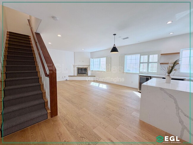 Building Photo - 1521 S Hayworth Ave