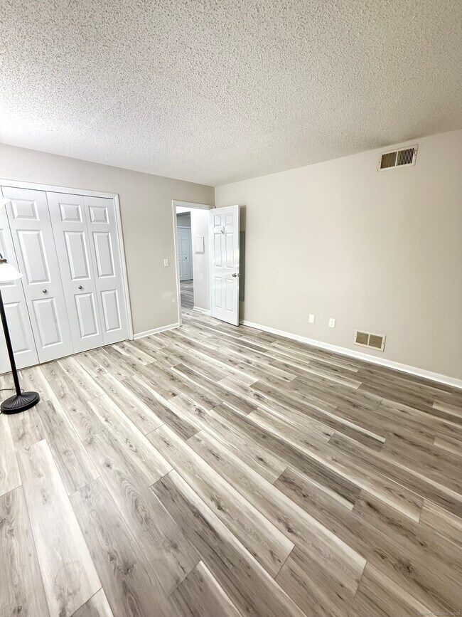Building Photo - 402 Twin Circle Dr