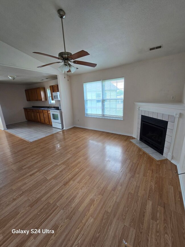 Building Photo - 2bd/1Ba Duplex.