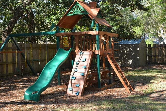 Building Photo - 260 Dominica Cir E