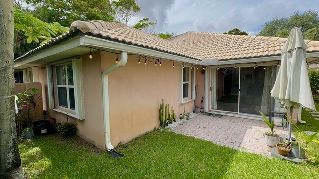 Building Photo - 5465 Grande Palm Cir