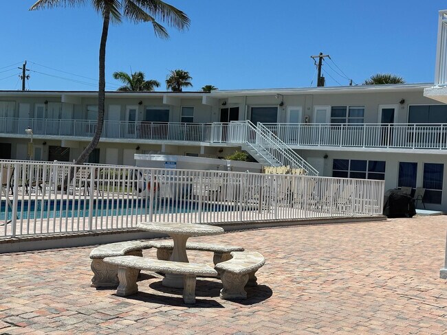 Building Photo - 2508 Bay Dr