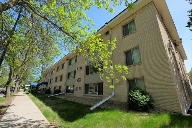 Primary Photo - Grand Place Apartments | 2028