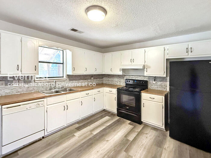 Building Photo - 5521 St James St