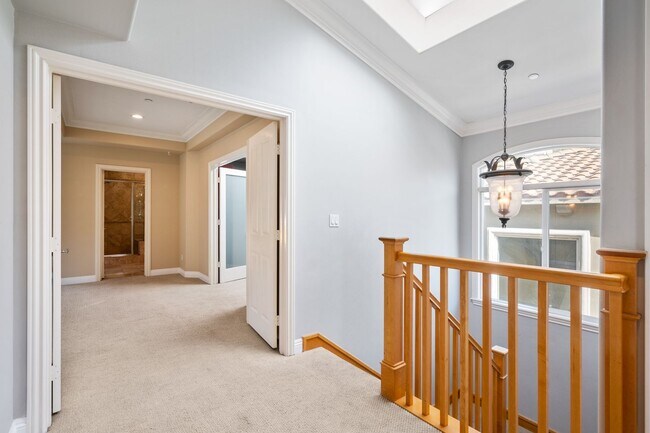 Building Photo - Spacious detached townhome available in So...