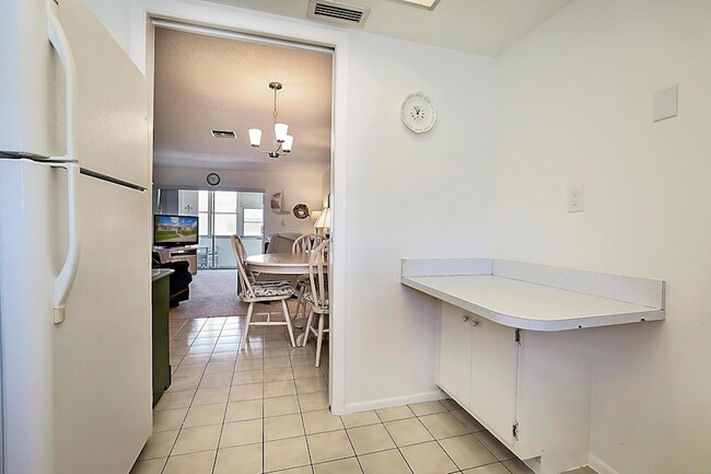 Building Photo - 2703 Dudley Dr W