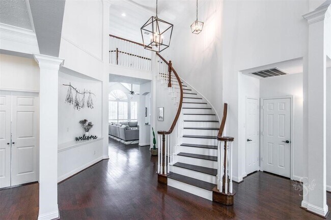 Building Photo - 2211 Merrill Hills Cir