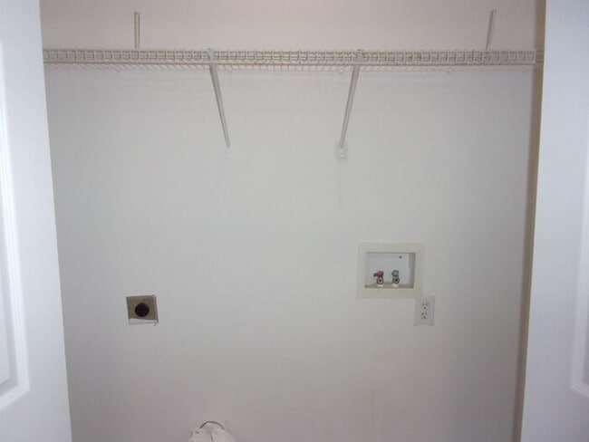Building Photo - Recently Renovated 2 Bedroom 1 1/2 Bath To...