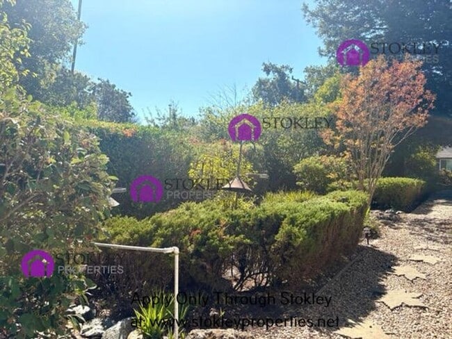 Building Photo - 2234 Oakvale Rd