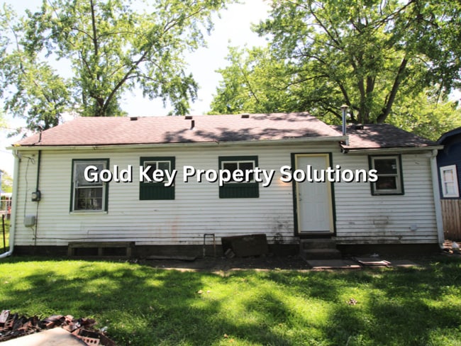 Building Photo - Updated 2 BR 1 BA House with New Flooring and Paint (SECTION 8 APPROVED)