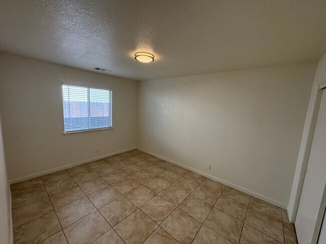 Building Photo - NE Visalia home Rent Ready!