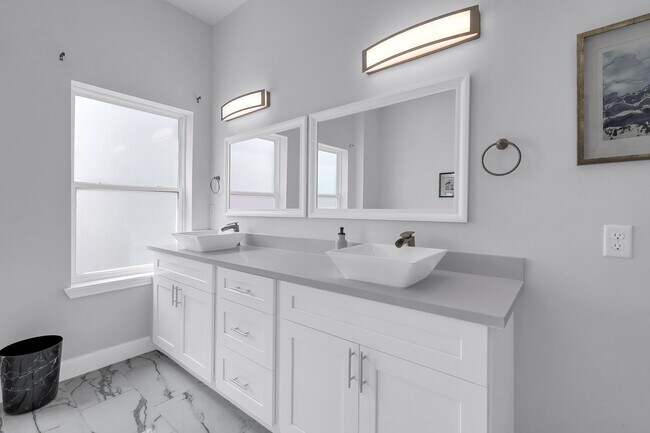 Building Photo - 2116 Oatfield Dr