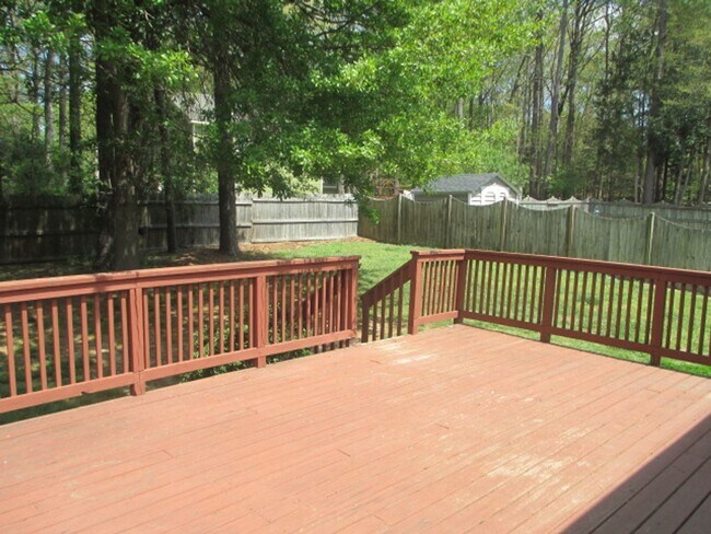 Building Photo - Wonderful 3 bedroom, 2 bathroom, home with fenced in yard! Available December 21, 2025!