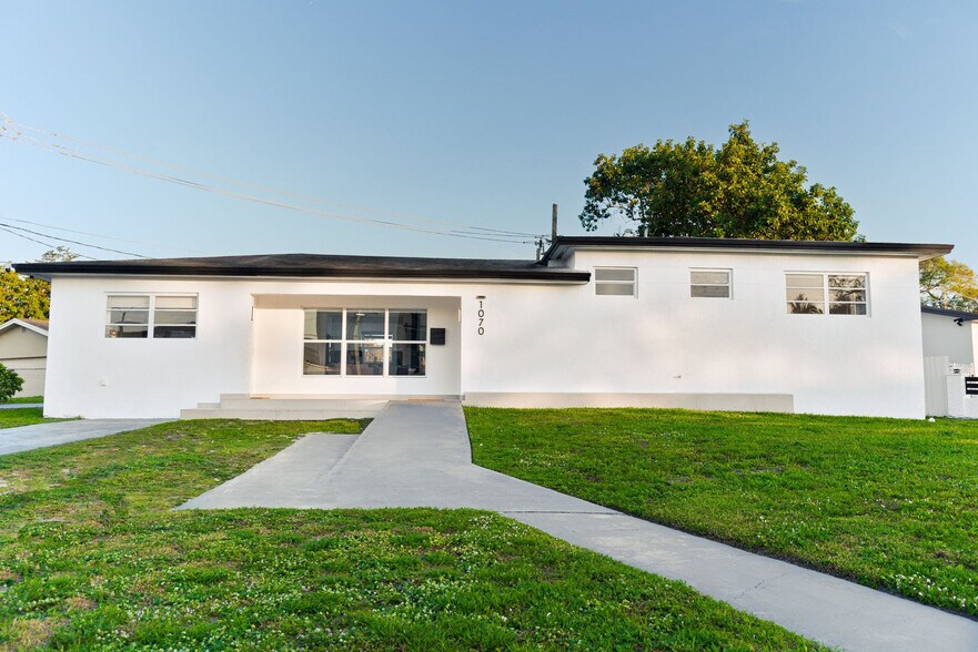 Building Photo - 1070 NW 193rd St