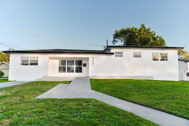 Building Photo - 1070 NW 193rd St