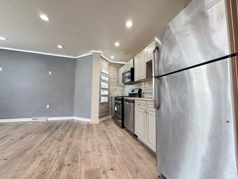 Building Photo - 5807 Hobart St