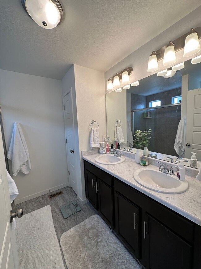 Building Photo - 4 br, 2.5 bath House - 6121 Ashmore Ln