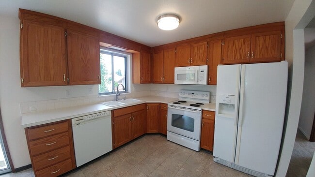 Building Photo - Newly Renovated 3 Bedroom Rambler w/ bonus room!!