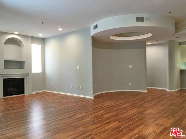 Building Photo - 12712 Moorpark St