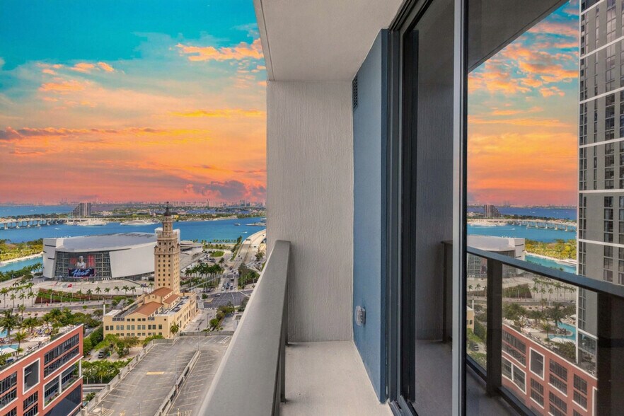 Building Photo - 501 NE 1st Ave