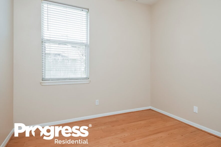 Building Photo - 537 Breezy Oak Way
