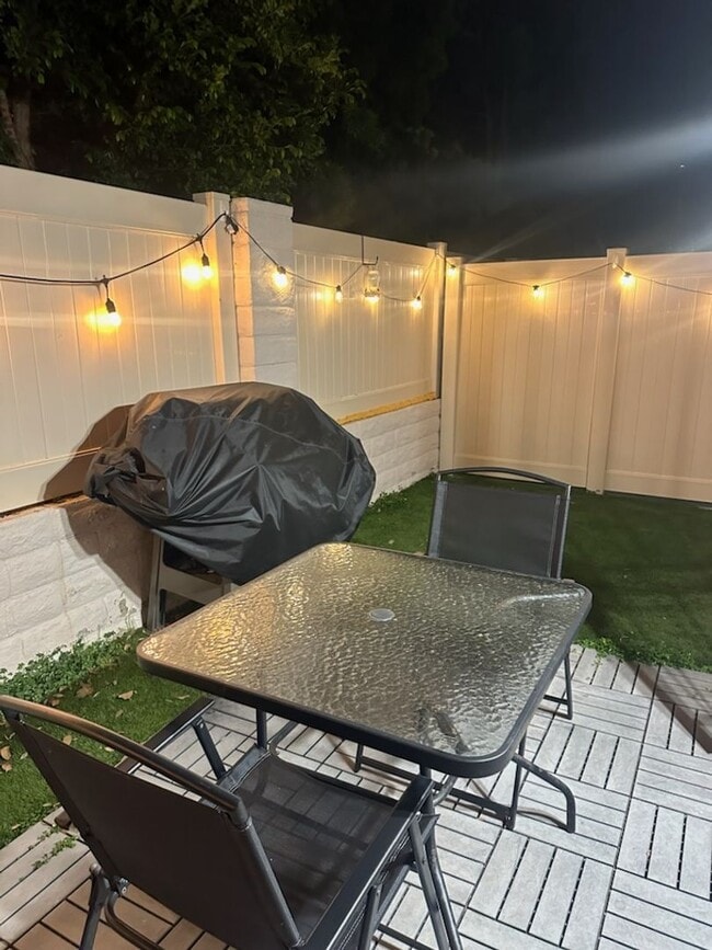Building Photo - One month rental Fully furnished 1 bedroom...