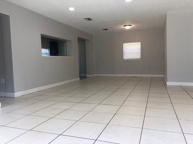 Building Photo - Beautiful, 3/2 Pool Home COMING SOON!