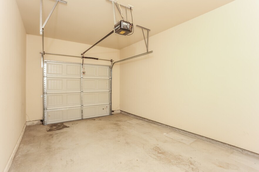 Building Photo - 408 Highwood Ln