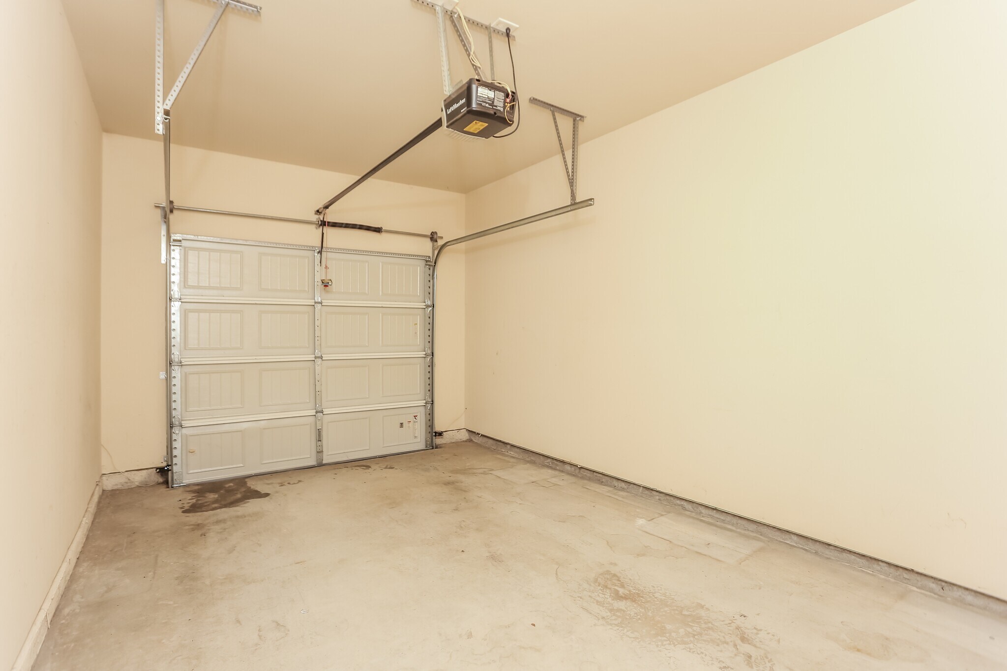 Building Photo - 408 Highwood Ln