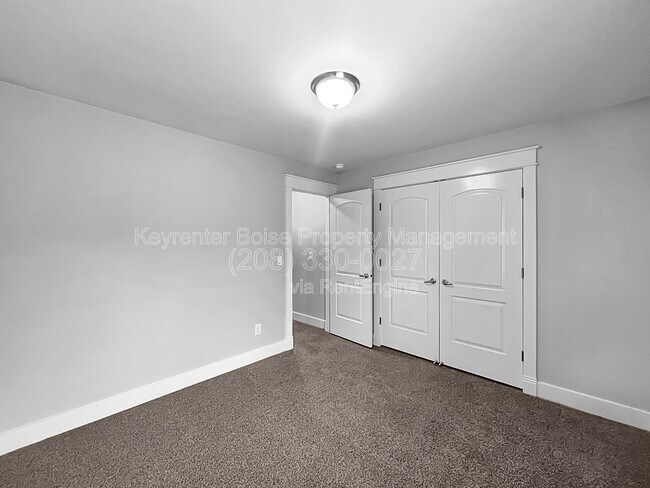 Building Photo - 2120 N Eagle Creek Ln