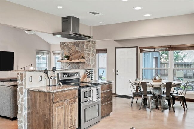 Building Photo - 901 Oakcrest Cir