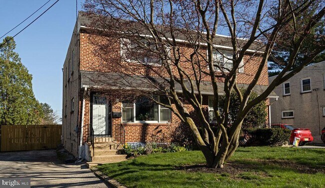 Building Photo - 203 E Rosedale Ave