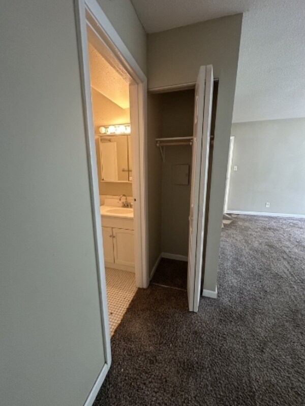 Building Photo - 1450 Meadowview Dr