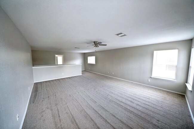 Building Photo - Stunning 4-Bedroom, 2.5-Bathroom Home in L...