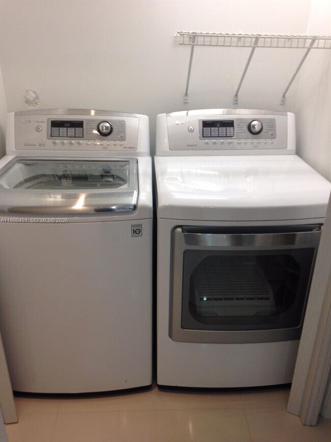 Building Photo - 454 Lakeview Dr