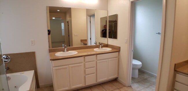 Building Photo - Spectacular 4 bedroom, 2.5 bath home on private lane