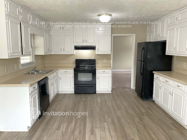 Building Photo - 3915 Summit Chase