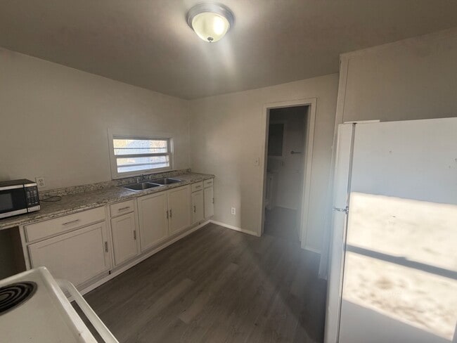 Building Photo - 601 N Grandview St