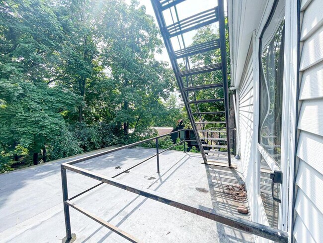 Building Photo - 705 E Seneca St