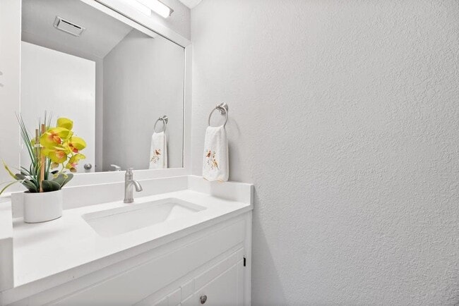 Building Photo - 1930 Holly Hill Dr