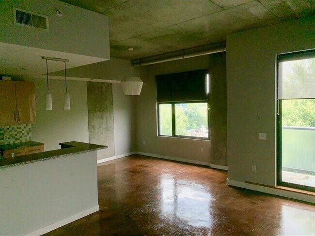 Building Photo - 335 W Ponce de Leon Ave