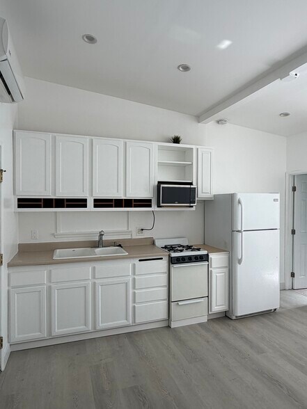Building Photo - 8561 Orion Ave