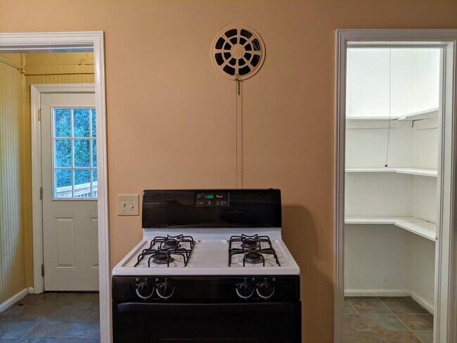 Building Photo - Charming 1 Bedroom Duplex in Buckhead!