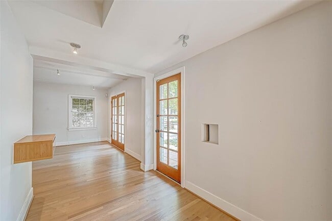 Building Photo - 2346 Dunstan Rd