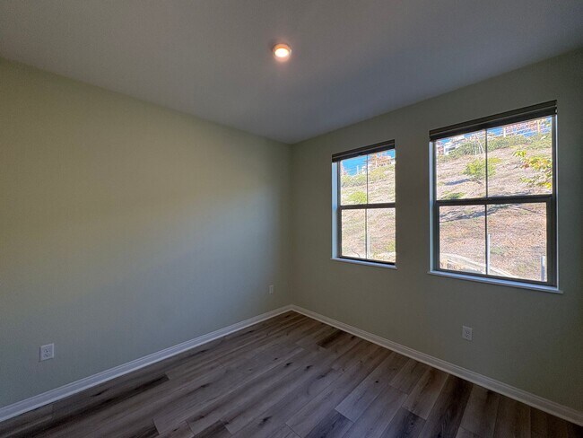 Building Photo - Modern Turn-Key Three-Story Townhome