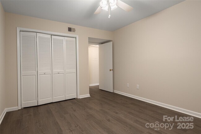 Building Photo - 4739 Hedgemore Dr