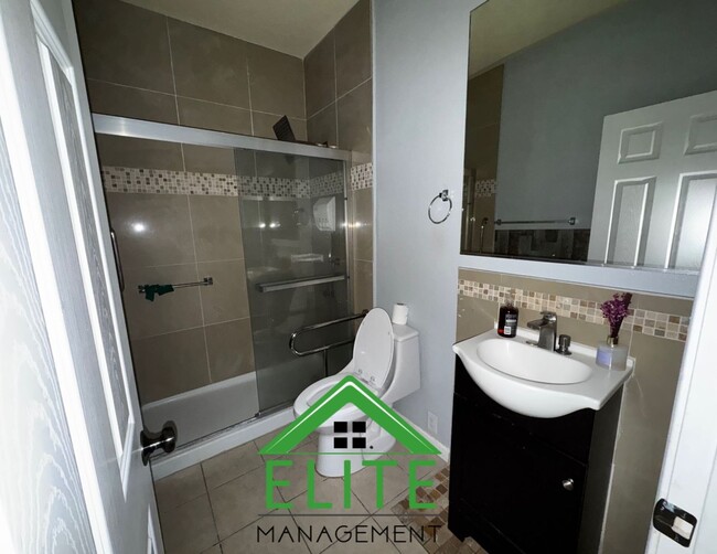 Building Photo - **Charming 4-Bed, 3-Bath Home in Prime Ros...