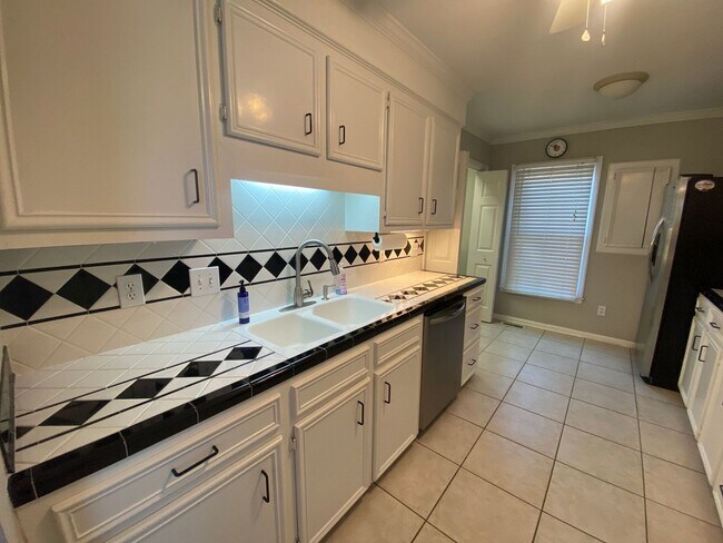 Building Photo - Great Location with a River View!